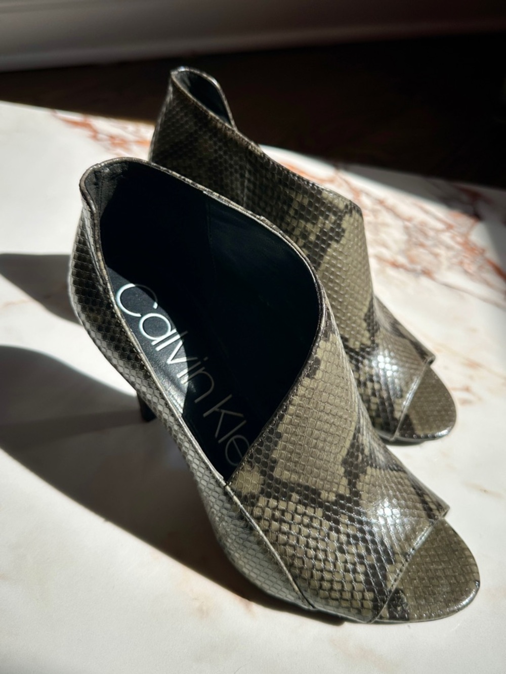Women’s Calvin Klein Olive Snake-Print Peep-Toe Heels Booties, size 7.5 EUC